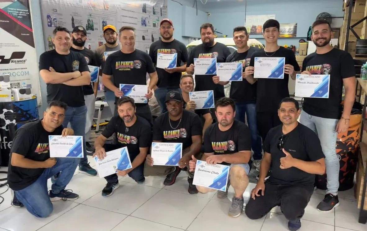 Turma de aplicadores com os certificados do treinamento Alcance